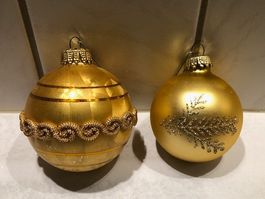 Duo goldfarbene Weihnachtskugeln mit Glitzer-Verzierungen