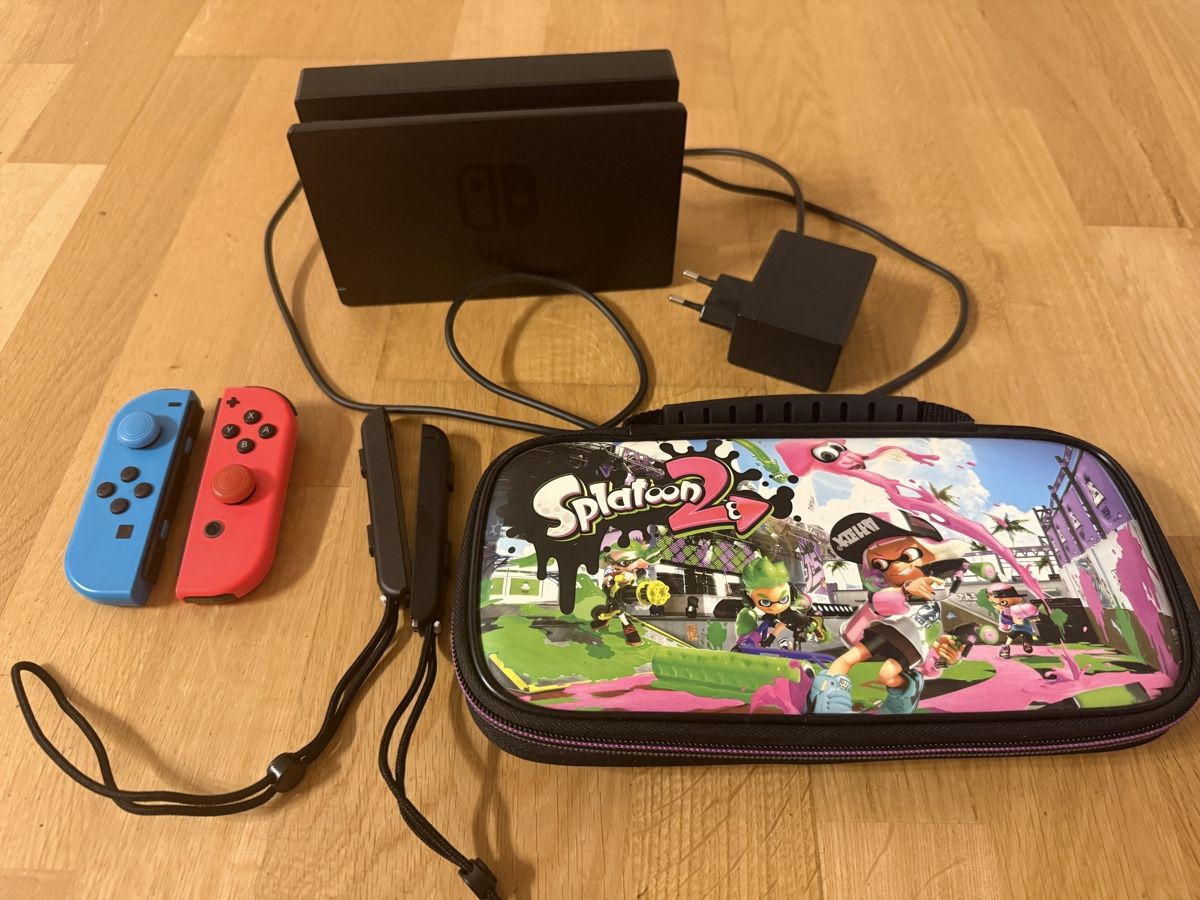 Nintendo Controller: Nintendo Switch Set: Dock, 2x Netzteil, Joy-Cons, Tasche – Gebraucht aus Hettiswil von jes_ss98