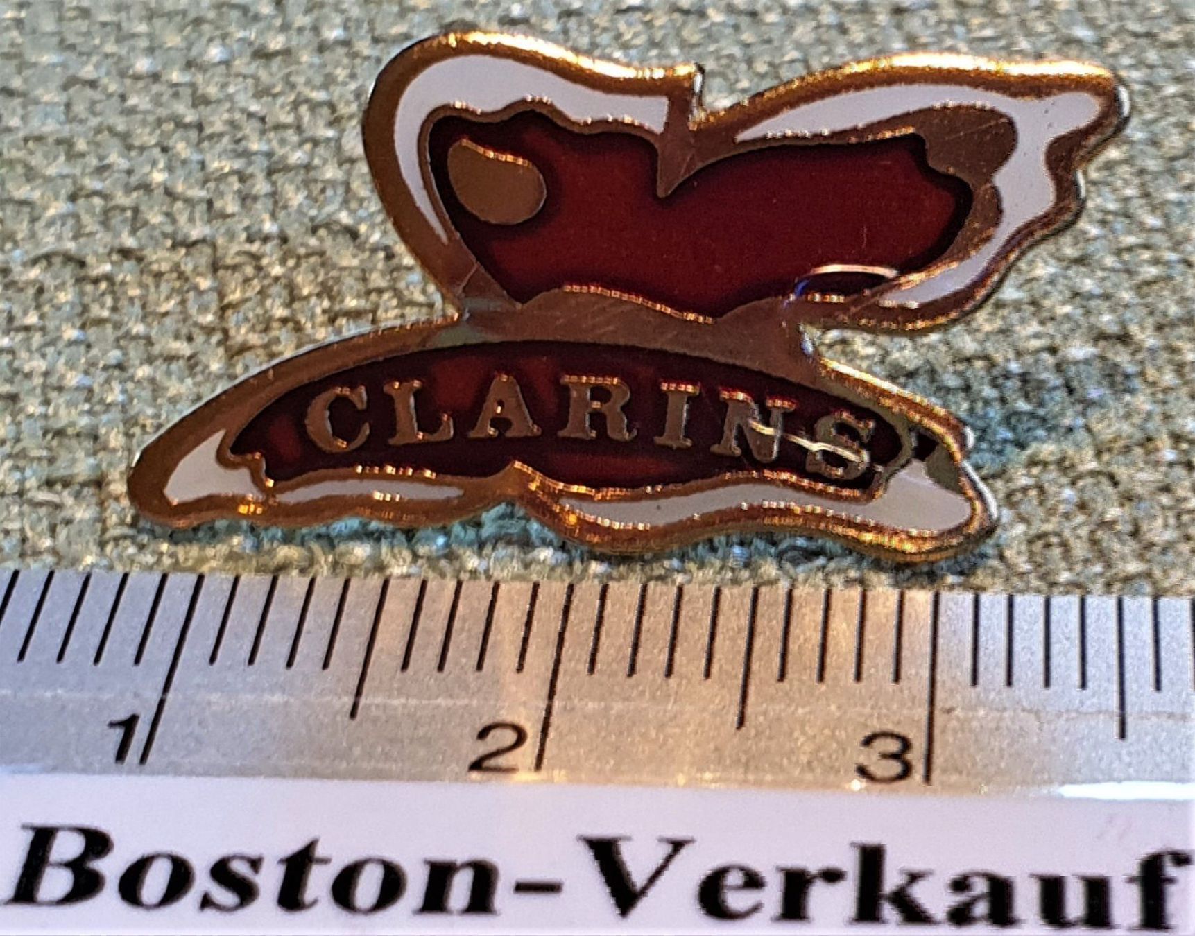 Plaquettes & Badges: E739 - Pin Clarins Kosmetik – D'occasion à Reinach BL par Boston-Verkauf 1