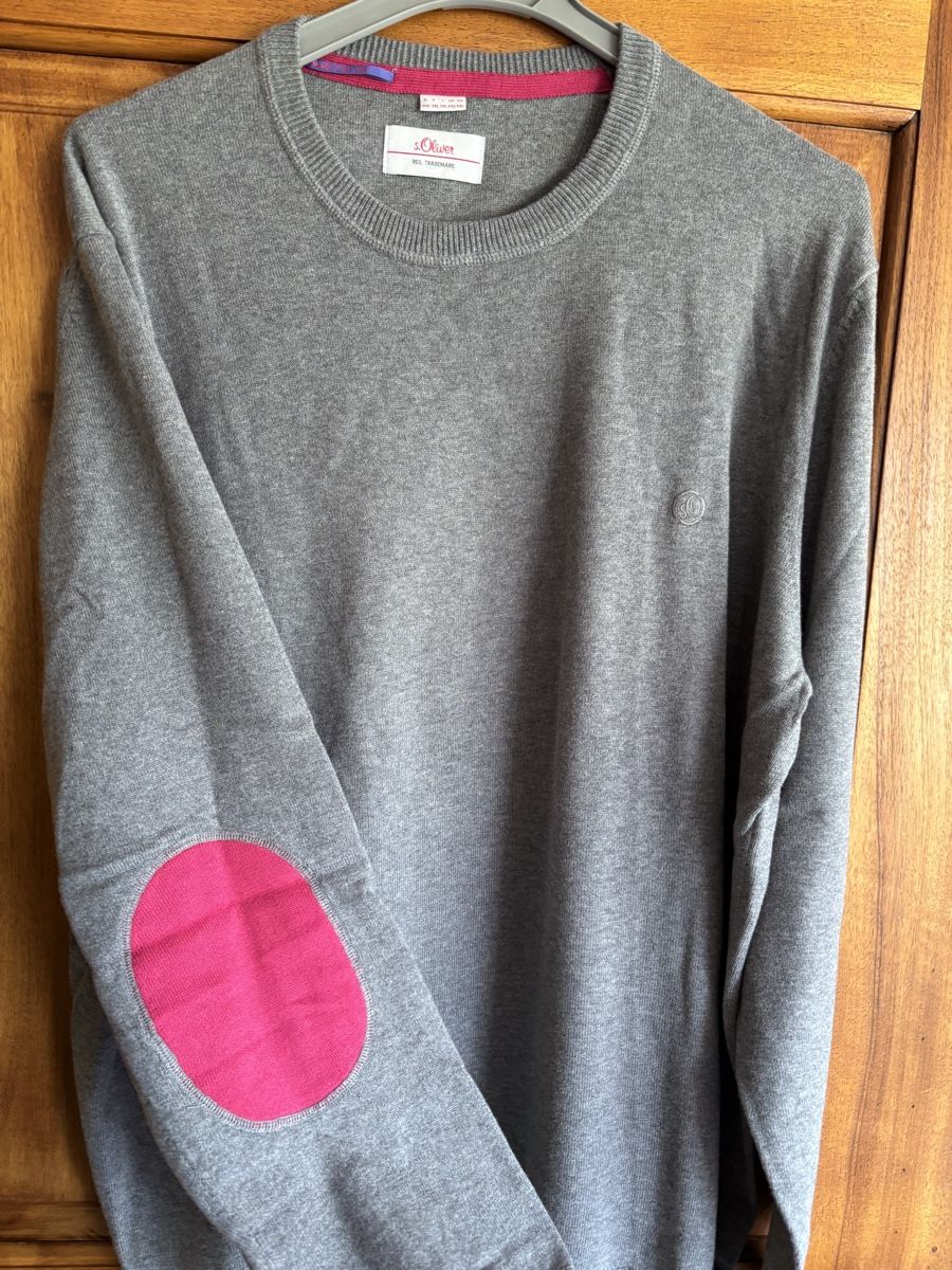 S.Oliver Maglioni & Felpe: S.Oliver Pullover, Herren, XXL, Grau mit pinken Flicken. – Nuovo e nell'imballaggio originale da Wald AR venduto da bertli00
