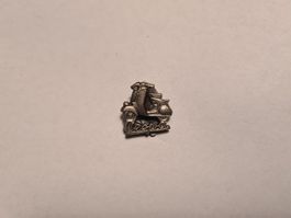 VESPA FARO BASSO BADGE BOUTONNIERE COLLECTION