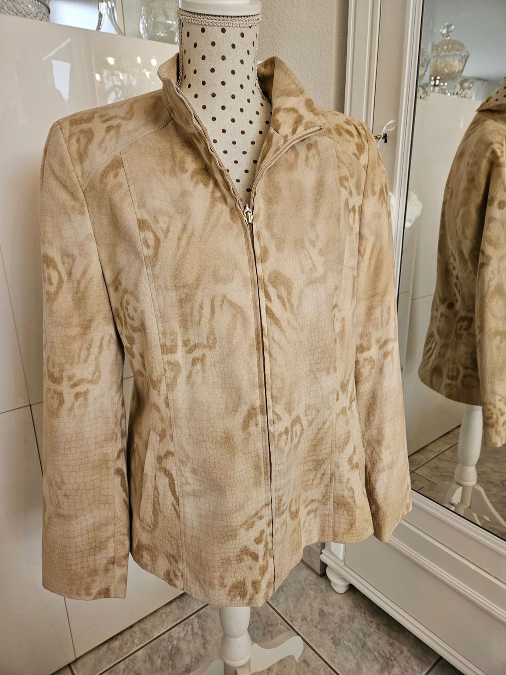 Giacche: Bequeme Jacke Blazer Grösse 38 Beige Leopardmuster – Usato da Gossau ZH venduto da fashiontwo