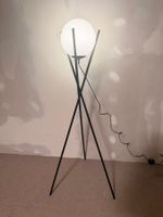Stylische dreibein Stehlampe mit Glaskugel und Metallständer