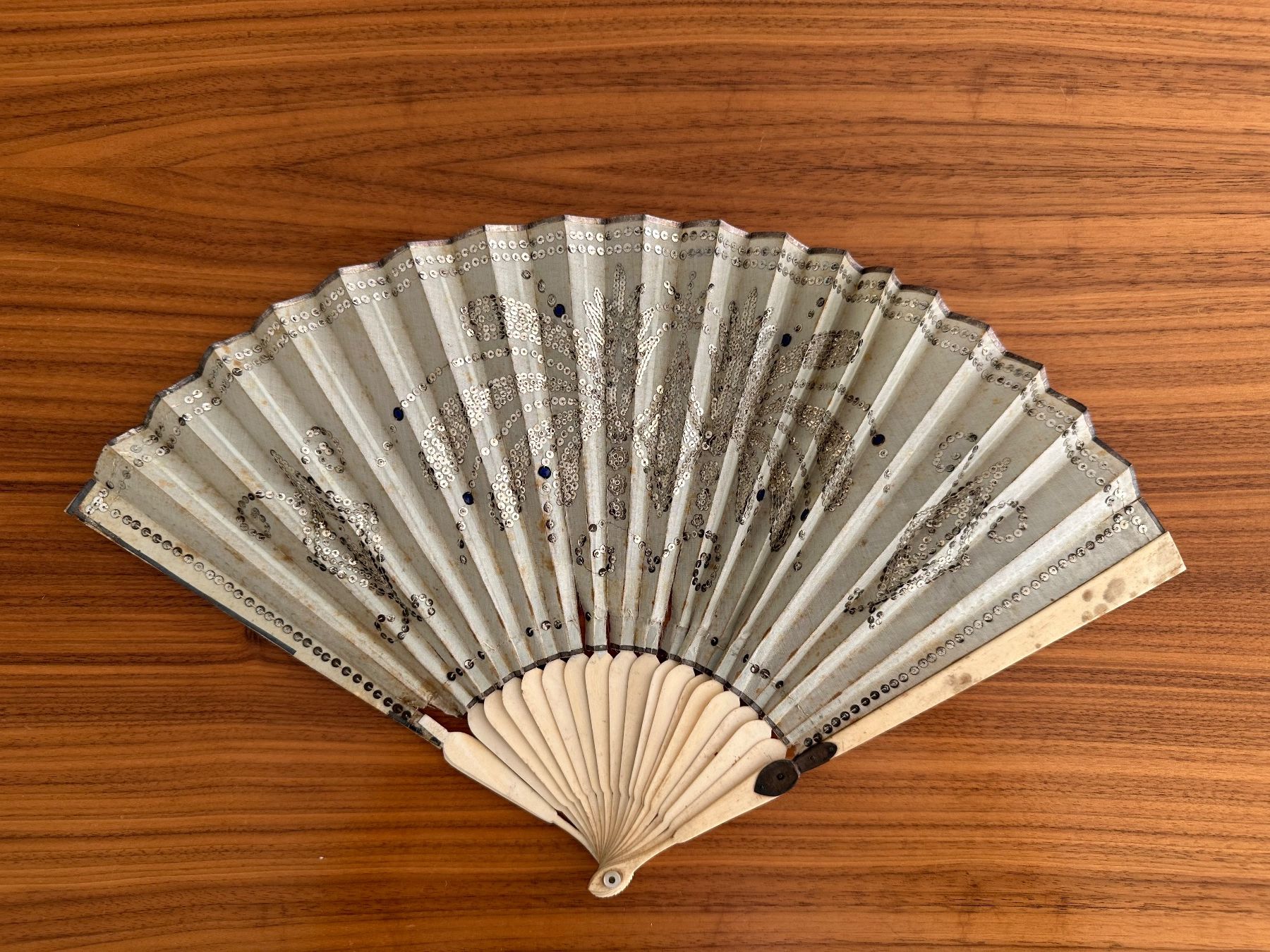 Tutte le decorazioni: Antiker Fächer mit Pailletten & passendem Etui – Usato da Basel venduto da Pulcinella34