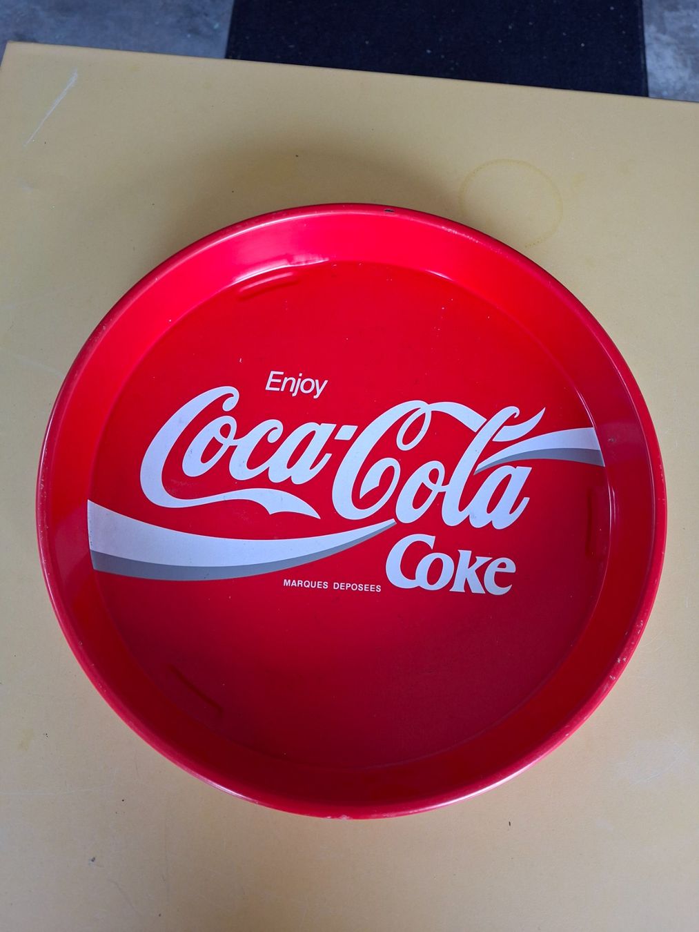 Coca-Cola Untersetzer: Coca-Cola Blechtablett rund rot 35cm gebraucht – Gebraucht aus Ehrendingen von CHMEX