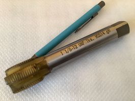 1 1/8“-12 UNF LINKS Gewindebohrer HSS, von ESO SWISS
