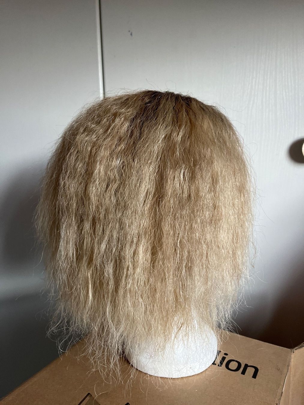 Parrucche: Perücke Mittellang gewellt Blond mit dunklem Ansatz – Usato da Frauenfeld venduto da Andadaa 1