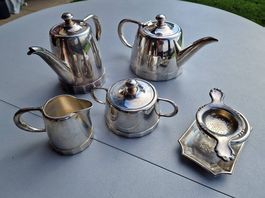 Théières, petit pot et sucrier en métal blanc