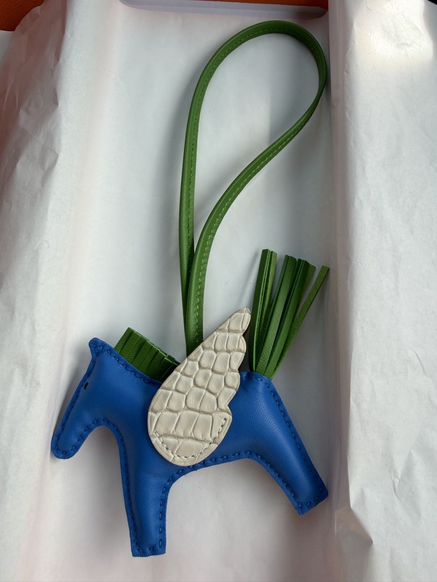 Hermès Portachiavi: Hermes pegasus rodeo touch alligator charm neu – Nuovo e nell'imballaggio originale da Kilchberg ZH venduto da cruella 1
