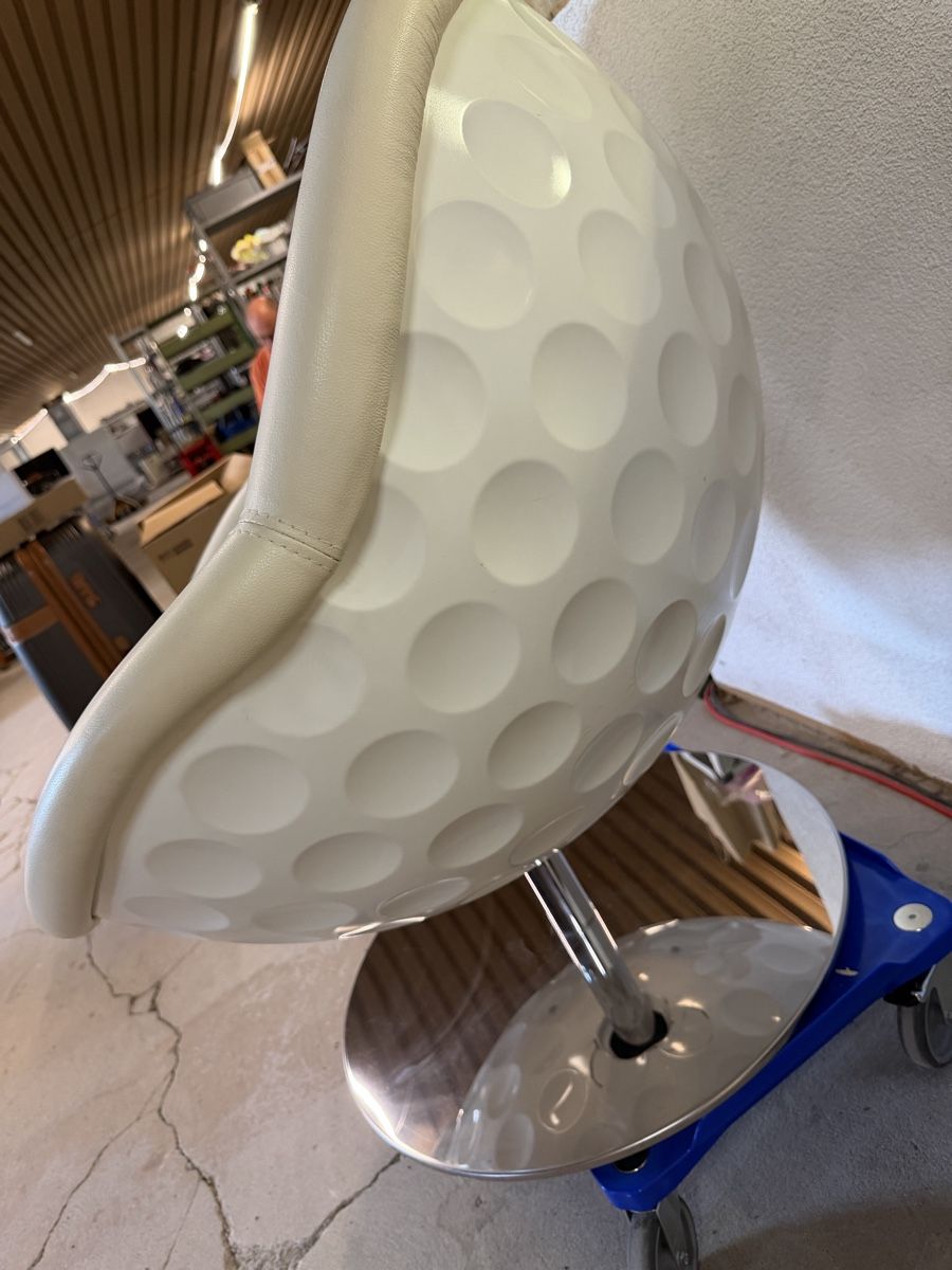 Poltrone: Sessel Golfball Design Leder weiss drehbar  – Usato da Rotkreuz venduto da GoldHeinz 3