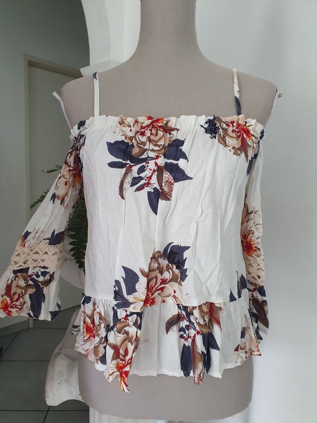 Camicette: Blumengemusterte schulterfreie Bluse Gr S – Usato da Münsingen venduto da BlackTears-3