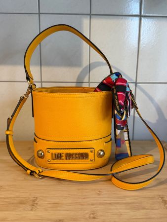 Love Moschino Gelbe Handtasche Bucket Bag mit Seidentuch