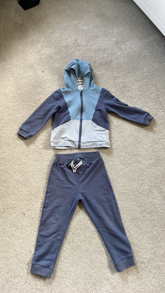 Lotti & Set di vestiti: tracksuit for boys, size 104cm – Usato da Villars-Bramard venduto da dadesc