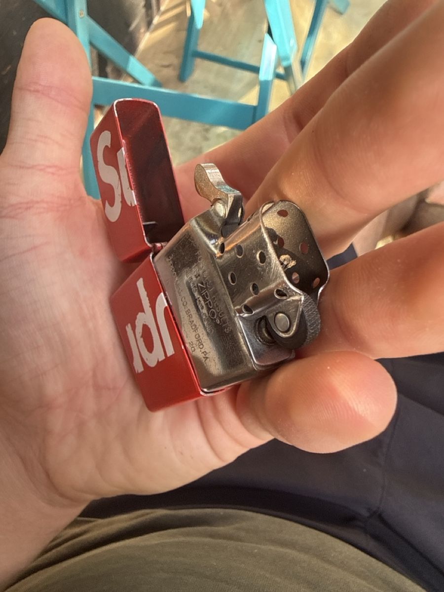 Zippo Feuerzeuge: Feuerzeug Supreme rot gebraucht – Gebraucht aus Spiez von Elektrik-und-co 3