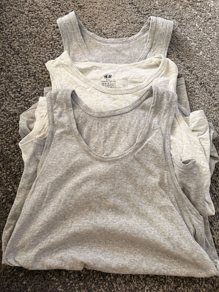 Lots de vêtements: 3 débardeurs taille S-M  – D'occasion à Farvagny-le-Grand par Nayanis