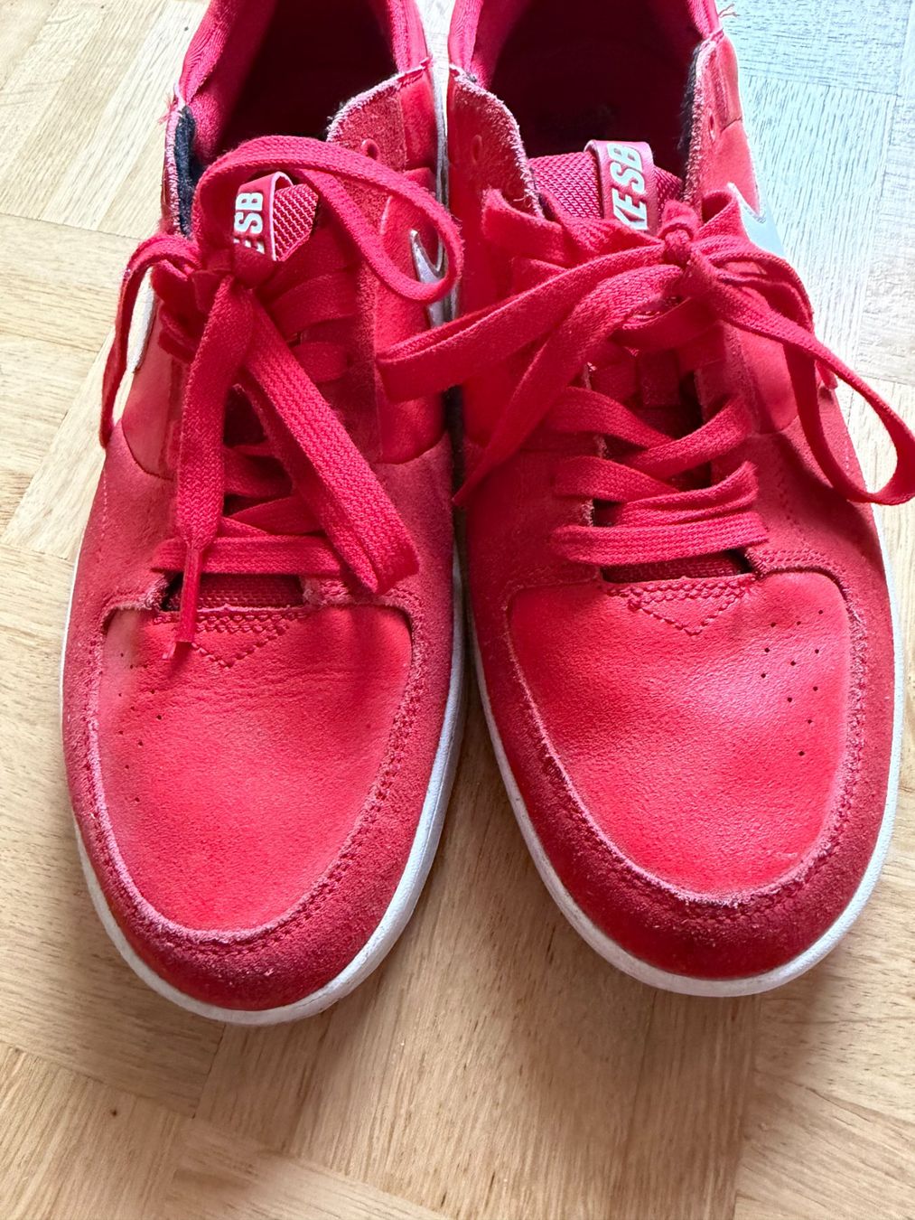 Nike Chaussures hommes: Baskets Nike SB rouges – taille 45 – D'occasion à Genève par dkr_j29m 7