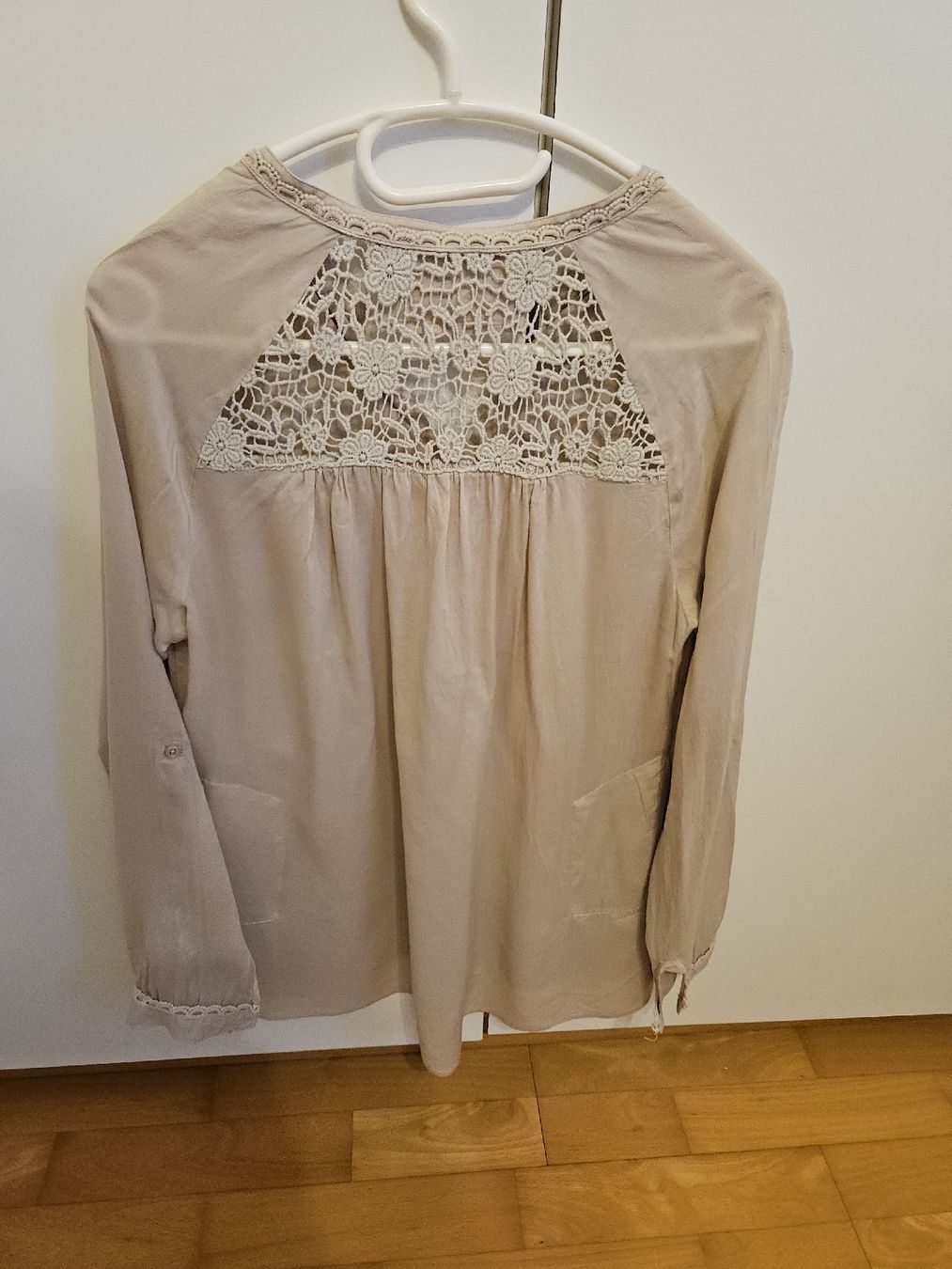 Camicette: Frogbox Damenbluse, Gr. 38, Beige mit Spitze – Usato da Urdorf venduto da Colina 1