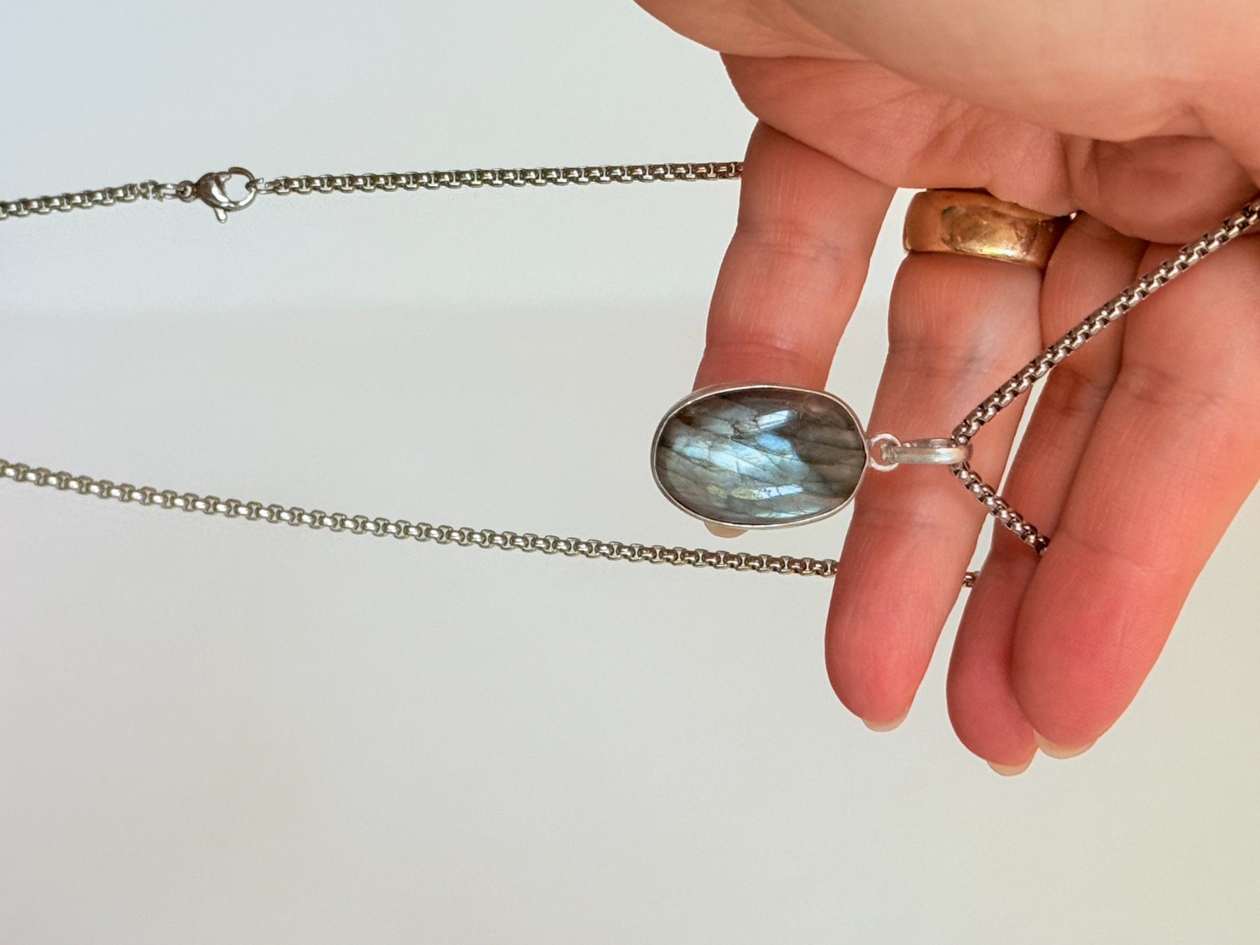 Catenine: Pendentif Labradorite et chaîne. Oval. – Nuovo e nell'imballaggio originale da Genève venduto da AWWA 9