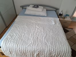 neuwertige Bett