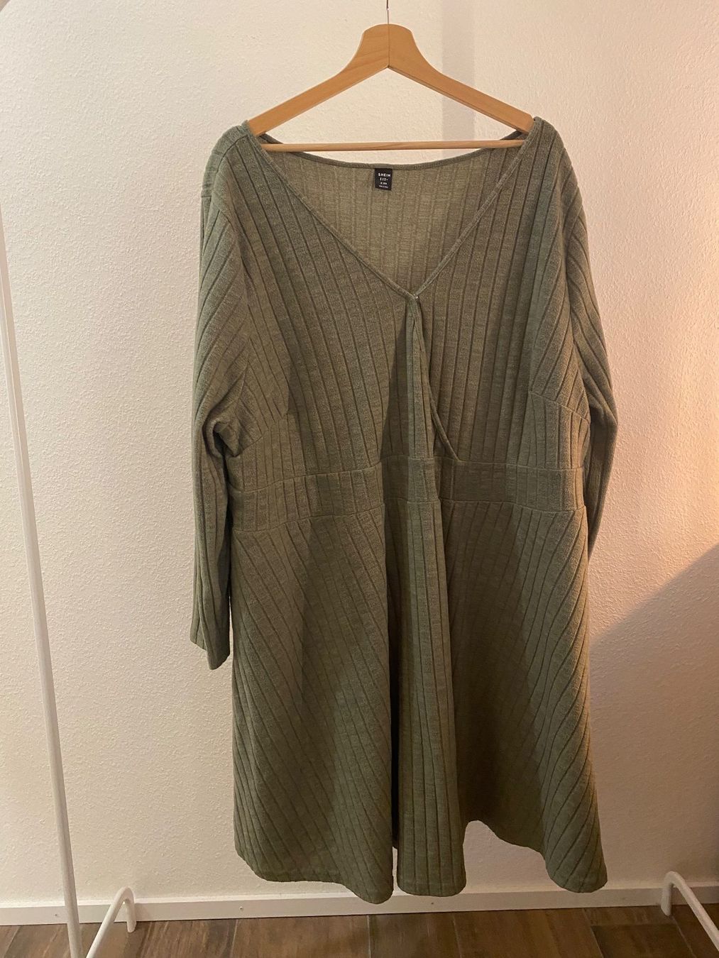 Shein Vestiti: Kleid langarm mit V-Ausschnitt oliv Gr. 56 / 58 / 60 – Usato da Pratteln venduto da a23_j2gs 1