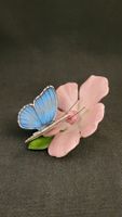 Hellblauer Porzellan-Schmetterling auf Blüte