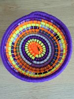 Bunte handgemachte Korbschale, originell und auffällig! 🤩