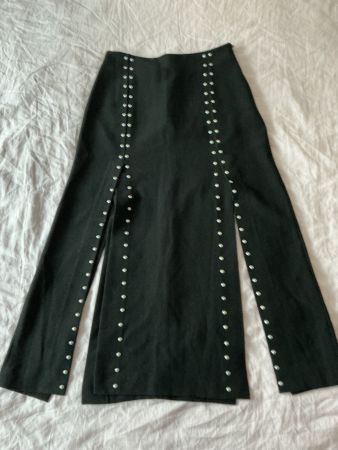 Maje Rock schwarz Gr. 38 (Fr. 40) mit Perlen