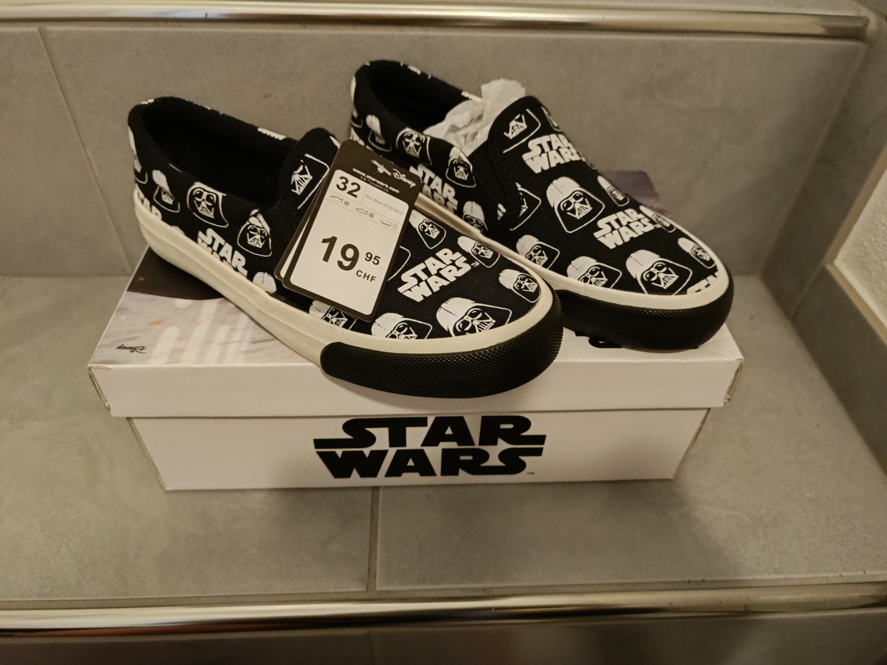 Scarpe per ragazzi: Neue Star Wars Schuhe oder Hausschuhe 32 – Nuovo e nell'imballaggio originale da Wohlen AG venduto da Fabe3