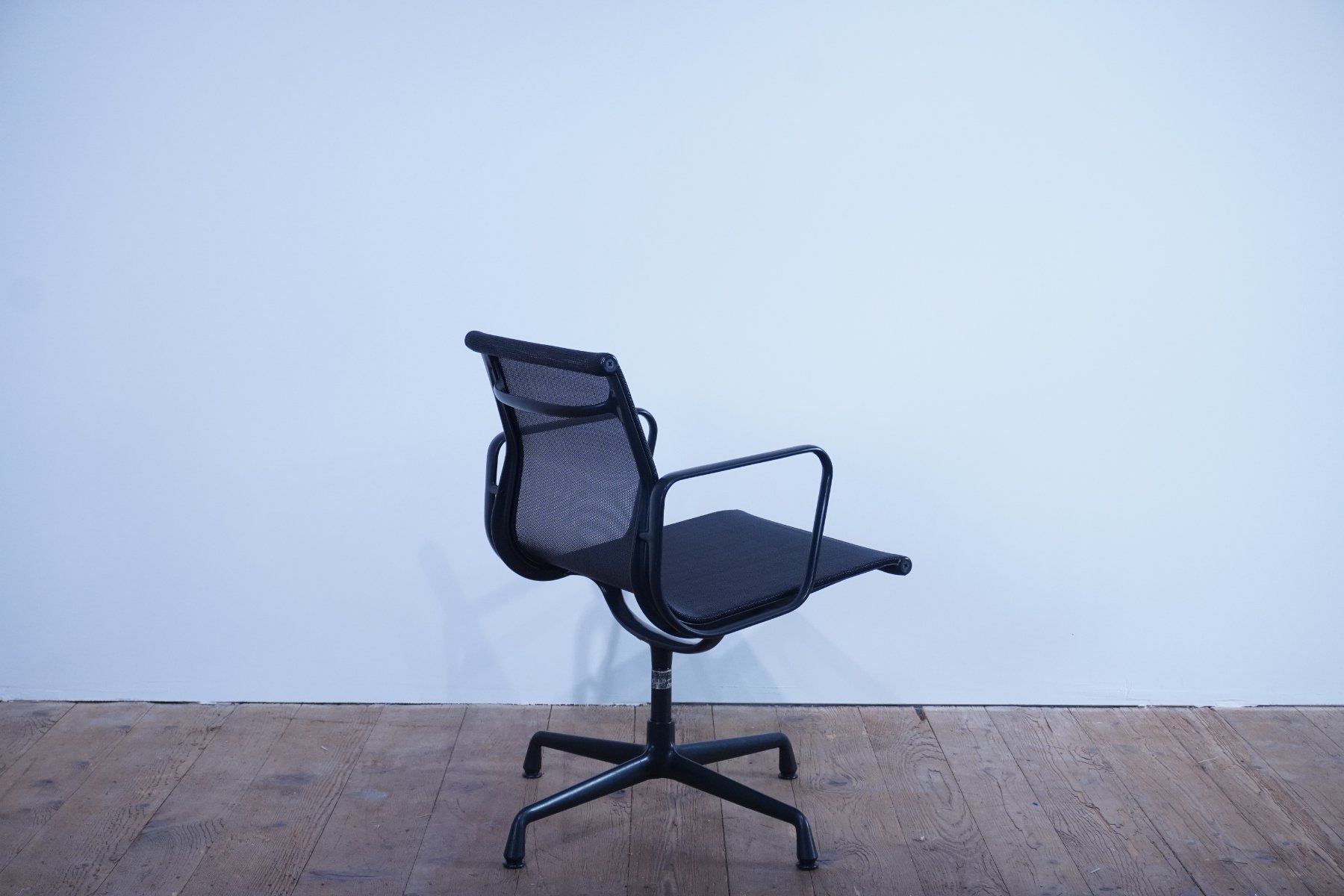 Vitra Sedie: Vitra Eames Alu Chair EA108 Netz schwarz – Usato da Bad Zurzach venduto da QLASSIQ 2