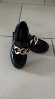 Schwarze Lack Loafers mit goldener Kette, Grösse 31