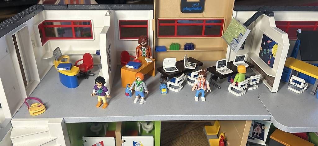 Spielzeuge: Playmobil Schule mit Turnhalle  – Gebraucht aus Saas Fee von michaberchtold 2