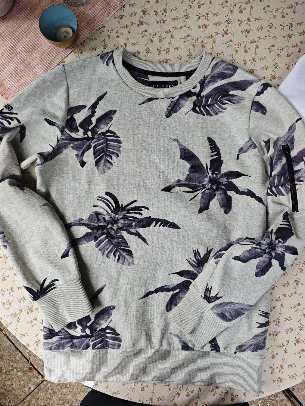 Superdry Pullover & Sweatshirts: Superdry Pullover grau floral Grösse L – Gebraucht aus Zürich von Nate33 1