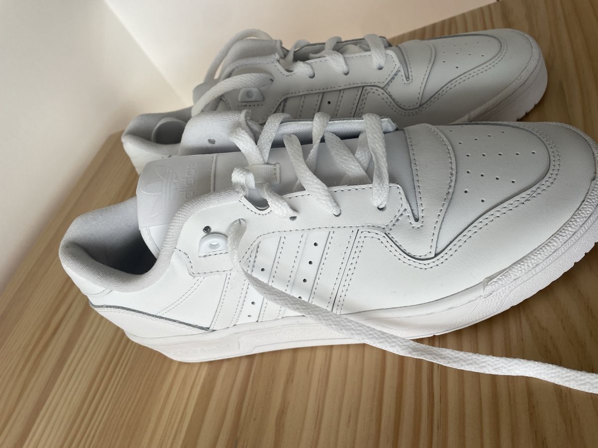 Adidas Scarpe da uomo: Adidas Rivalry Low Baskets Blanches - Taille 42 - Neuf – Nuovo (secondo la descrizione) da Nyon venduto da laralc