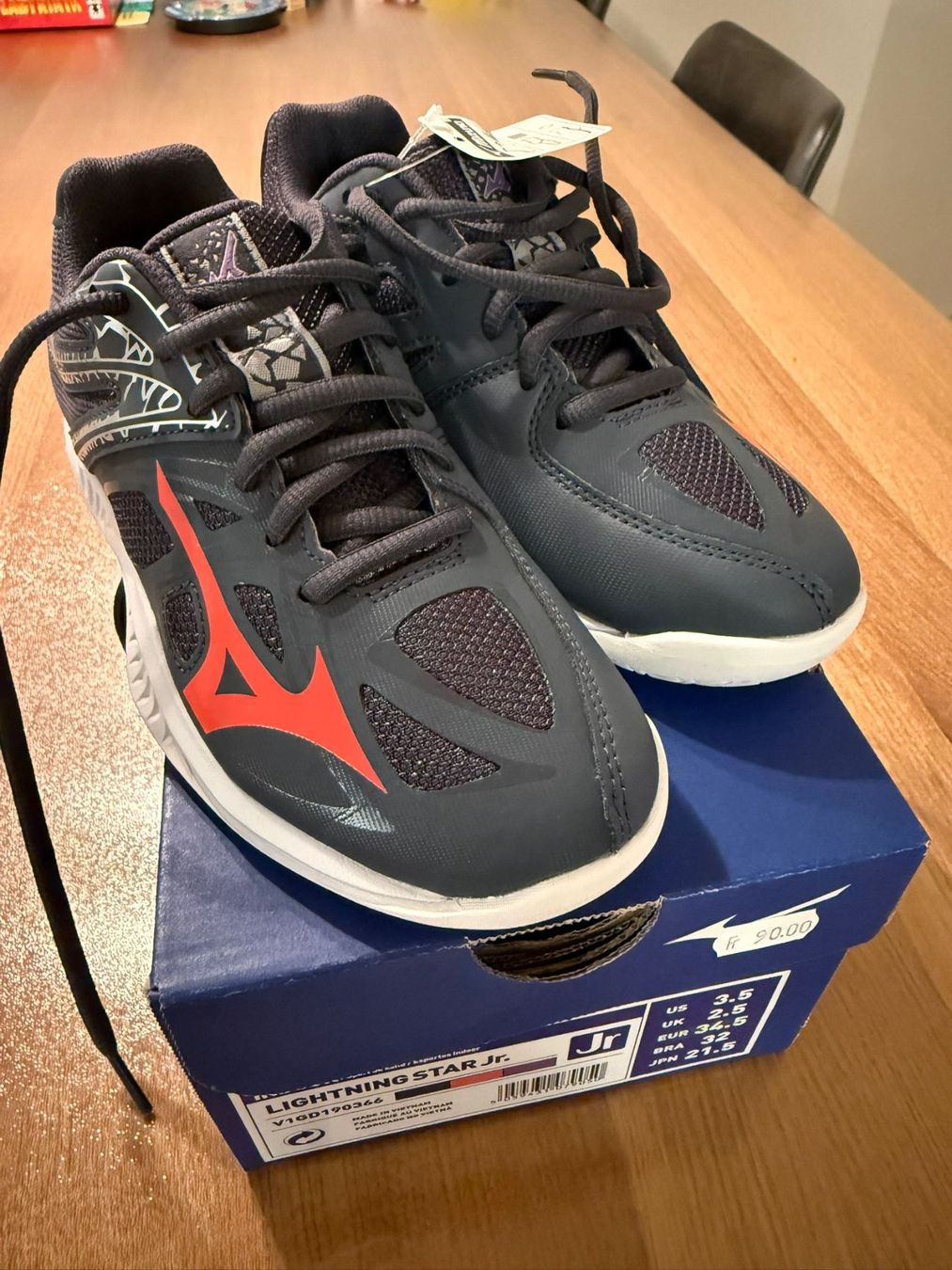 Schuhe für Jungen: Hallenschuhe Mizuno (Kinder) – Neu und originalverpackt aus Herisau von Herisauar 1