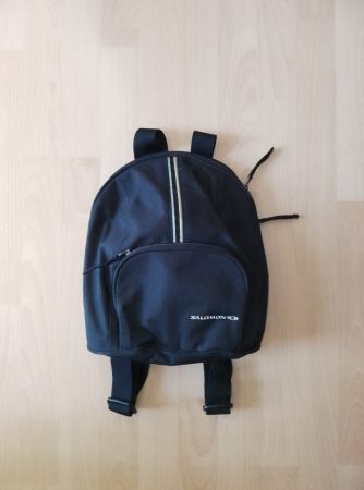 Sac à dos Salomon noir, compact et léger.