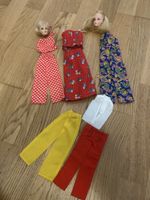 Zwei Vintage Barbie Köpfe mit verschiedenen Outfits