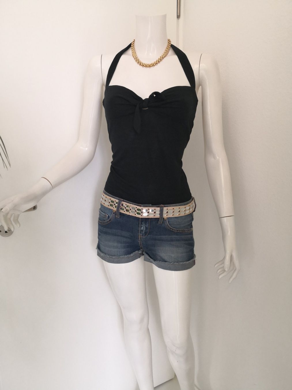 Mango Top: 🤩MANGO TOP SCHWARZ MIT KNOTEN – Usato da Olten venduto da Naja-Twins-Twins 4