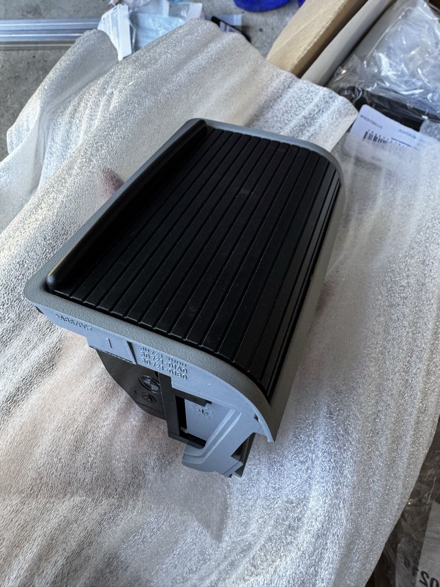 BMW Tutti pezzi di ricambio auto: E46 cendrier arrière – Nuovo e nell'imballaggio originale da Cressier FR venduto da UmbraOminis
