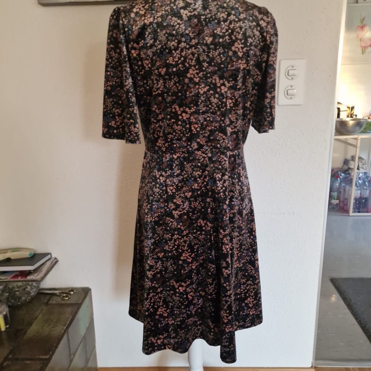 Hallhuber Vestiti: Hallhuber Samtkleid  schwarz bunt gemustert – Usato da St. Gallen venduto da mania03 1