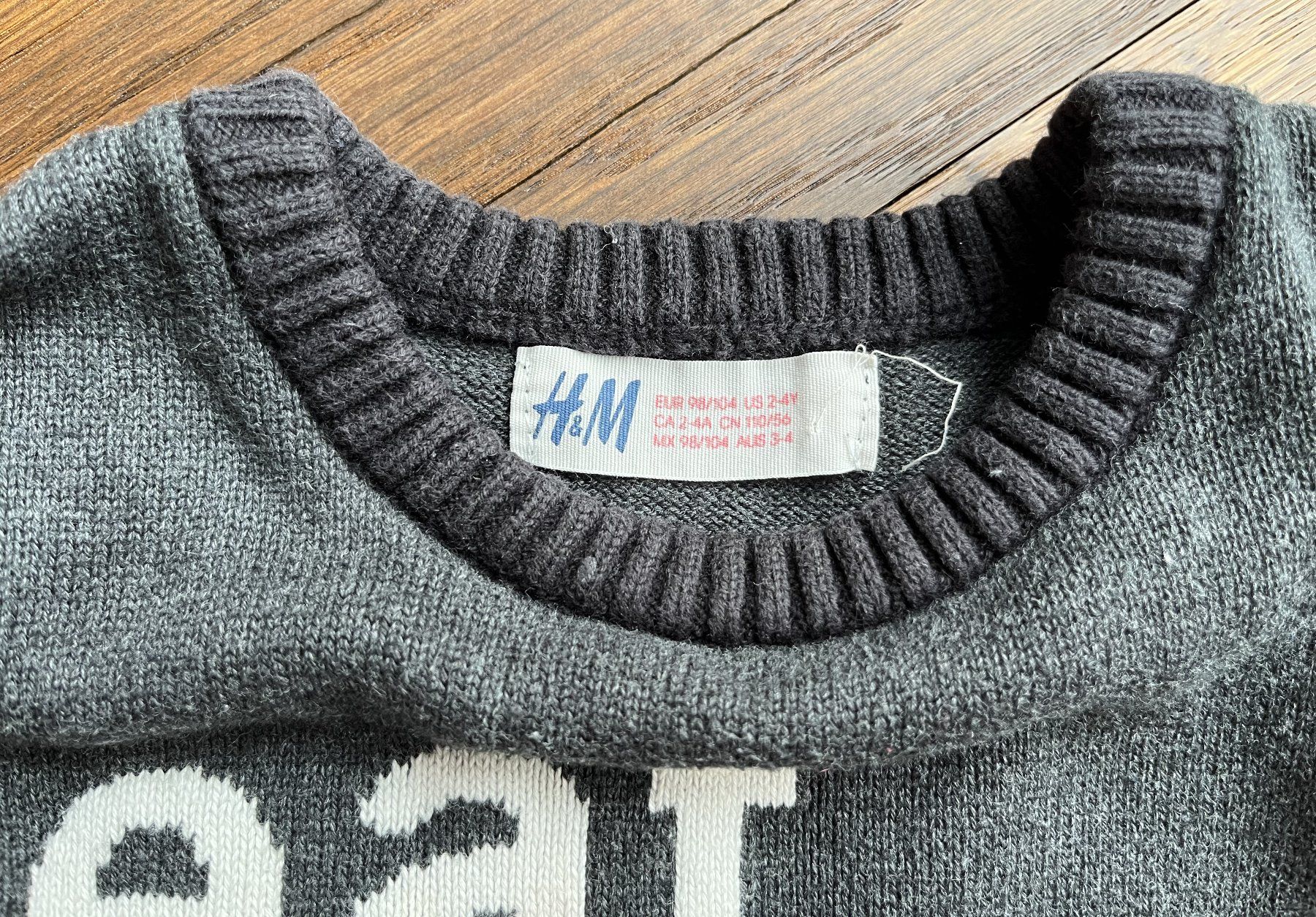 H&M Pullover & Sweatshirts: Pullover Kinder  Gr. 98 / 104 – Gebraucht aus Affoltern am Albis von Blackrhythm 2