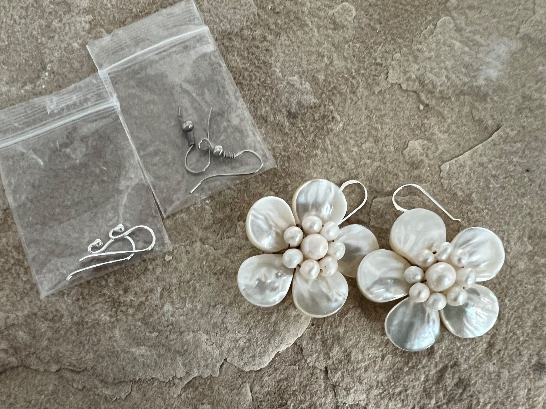 Orecchini pendenti & Orecchini a lobo: Ohrringe Handarbeit XL Blumen Perlmutter u.Perlen Boho Style – Nuovo (secondo la descrizione) da Bern venduto da Jiffy 4