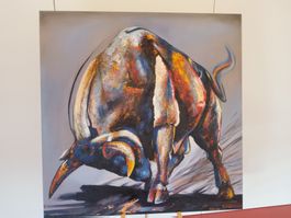 Grosses Ausdruckstarkes Bild von einem Stier.