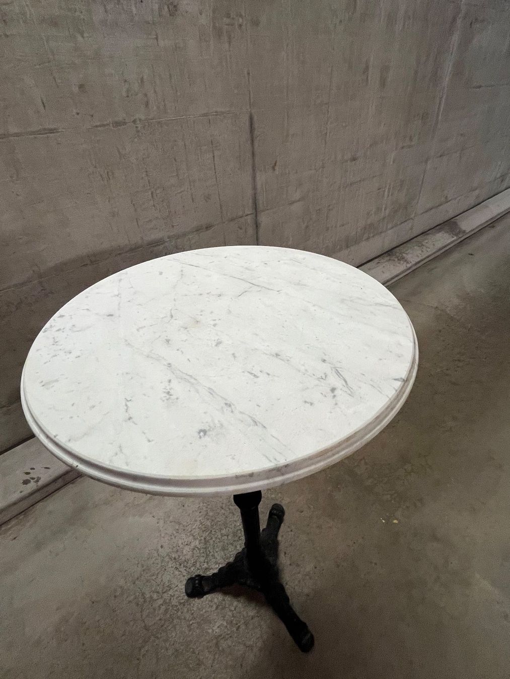 Tavoli: Marmor-Stehtisch Marble bar table – Usato da Schwyz venduto da STANSFI 1