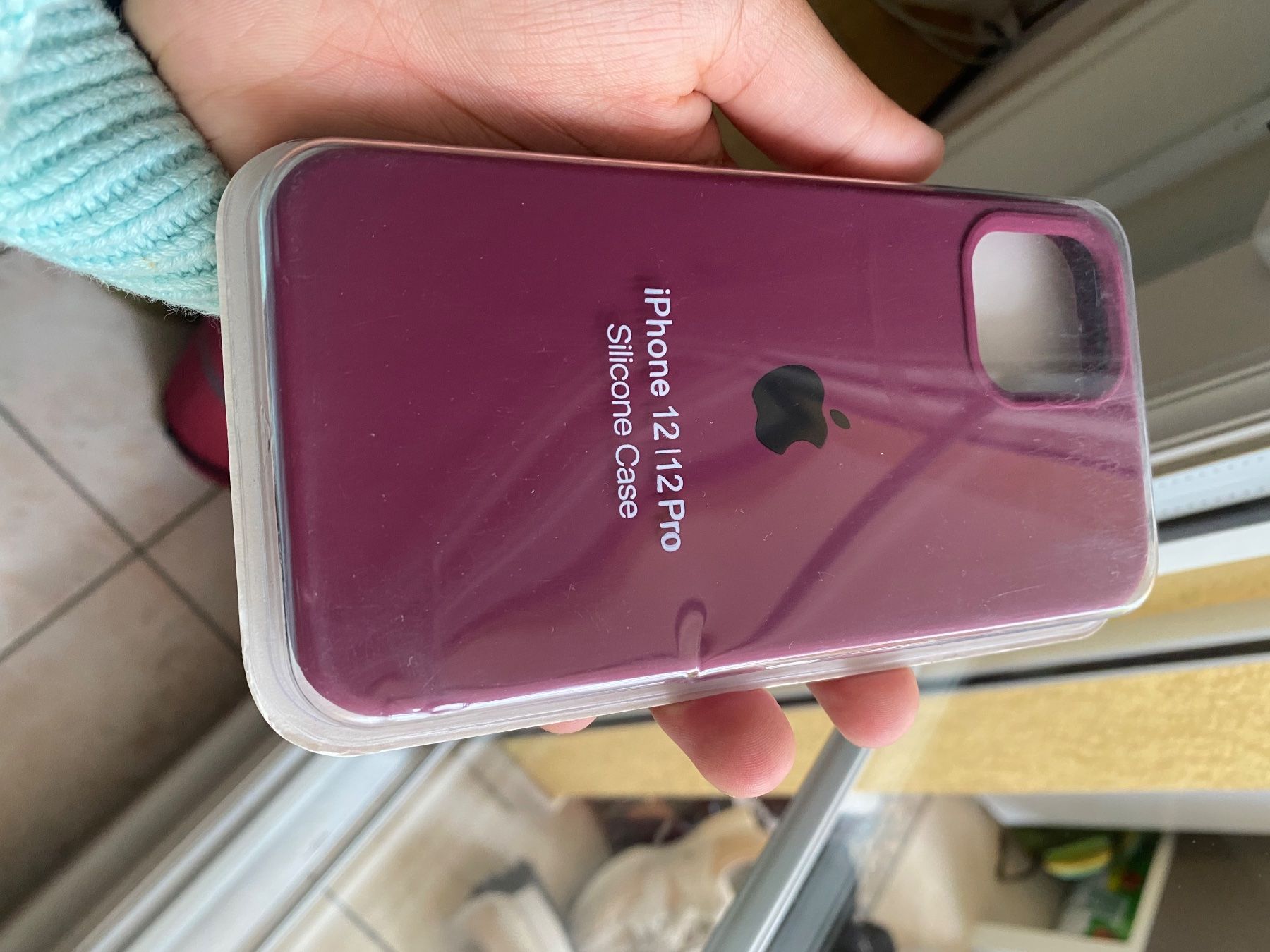 Cover & Protezioni schermo: Coque iPhone 12/12 Pro Silicone Case couleur Bordeaux – Nuovo e nell'imballaggio originale da Denges venduto da val_j8w7 2