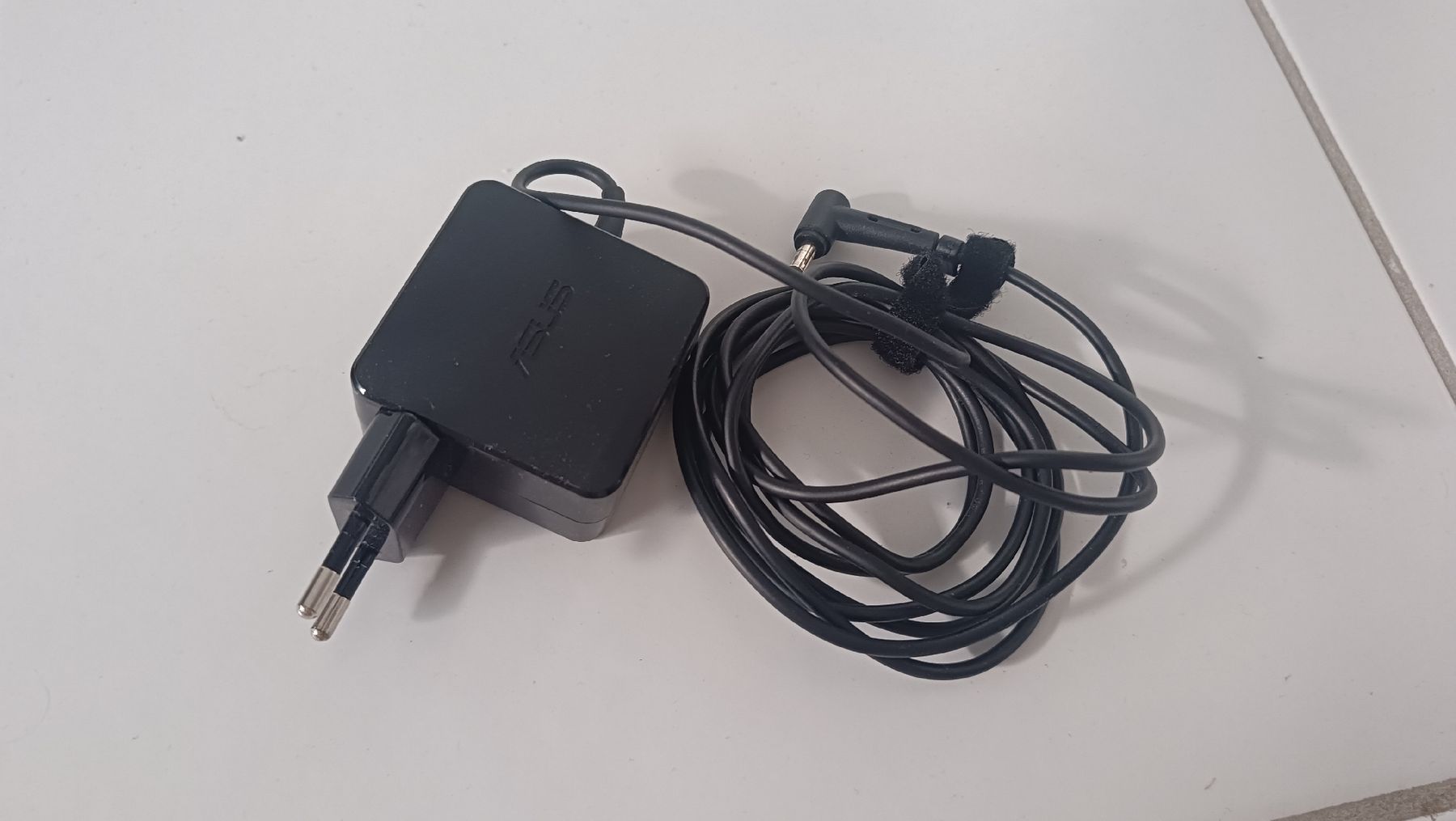 Asus Ladegerät: ASUS Netzteil Ladegerät AD890026 – Neu (gemäss Beschreibung) aus Hägendorf von aga_mh97