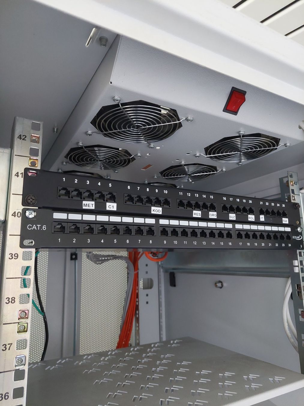 Schränke: Netzwerkschrank, Serverrack, Serverschrank mit Lüfter – Gebraucht aus Jona von Aptiva 2
