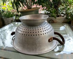 Grosses Vintage Sieb, Aluminium, 2 Griffe