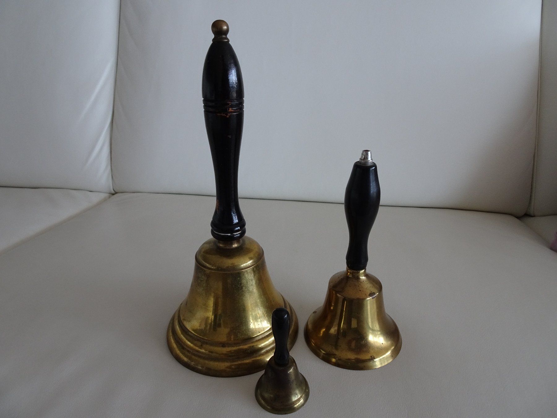Campanacci mucche: 3 antike Messing Handglocken – Usato da Vitznau venduto da Mina60 8