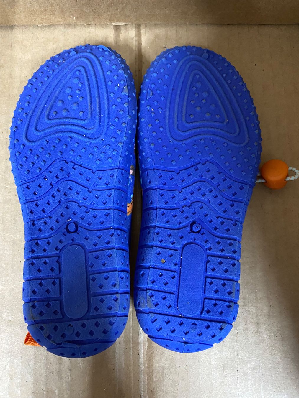 Scarpe per ragazzi: Wasserschuhe blau Grösse 28 – Usato da Eschlikon TG venduto da RamonaSt 4