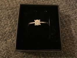 Fingerring silber mit Zirkoniastein, Grösse 52
